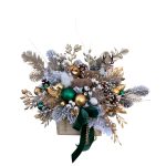 Aranjament verde-auriu în lădiță lemn cu brad artificial și accesorii