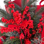 Buchet roșu cu Ilex și fundițe catifea - imagine 3