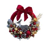 Coroniță cu brad artificial decorată în nuanțe de roșu și auriu