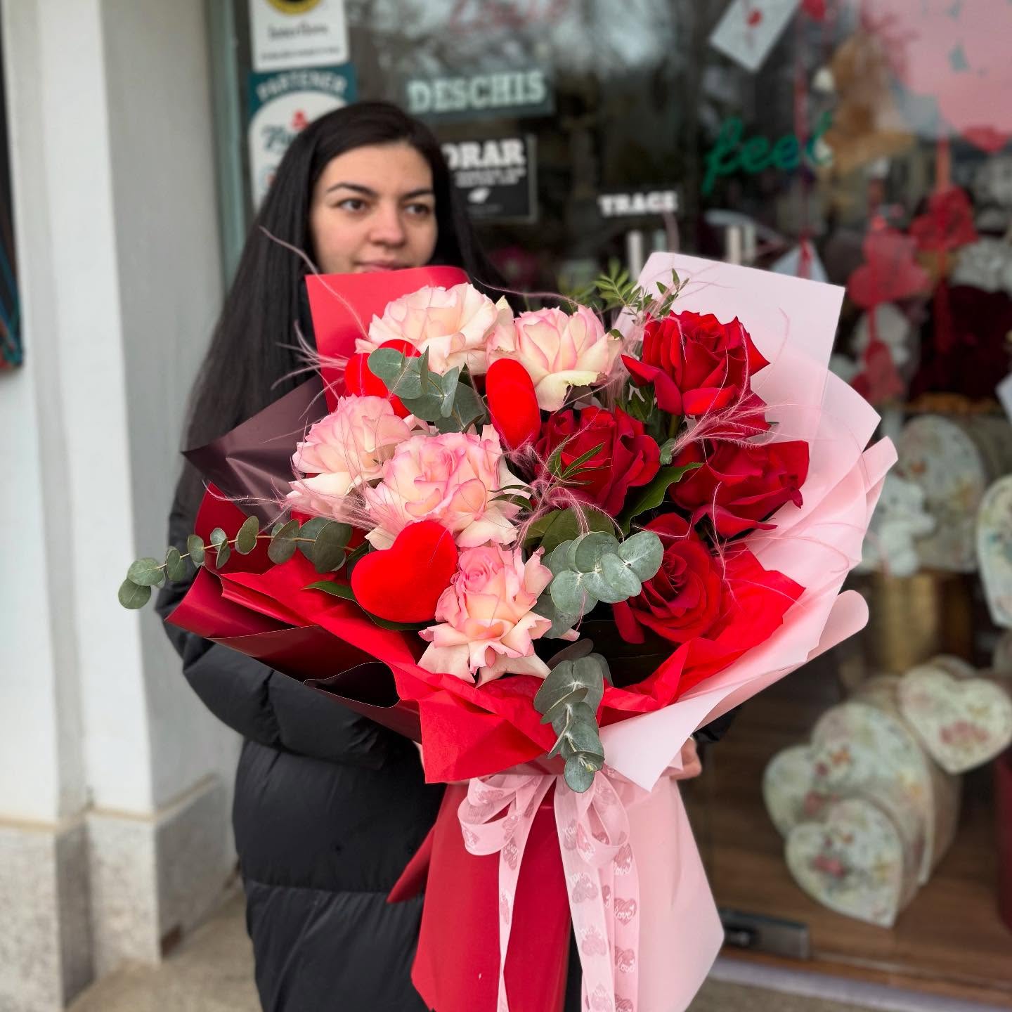 Buchet de trandafiri roșii și roz cu inimi decorative de pluș și eucalipt, Floral Studio Iași