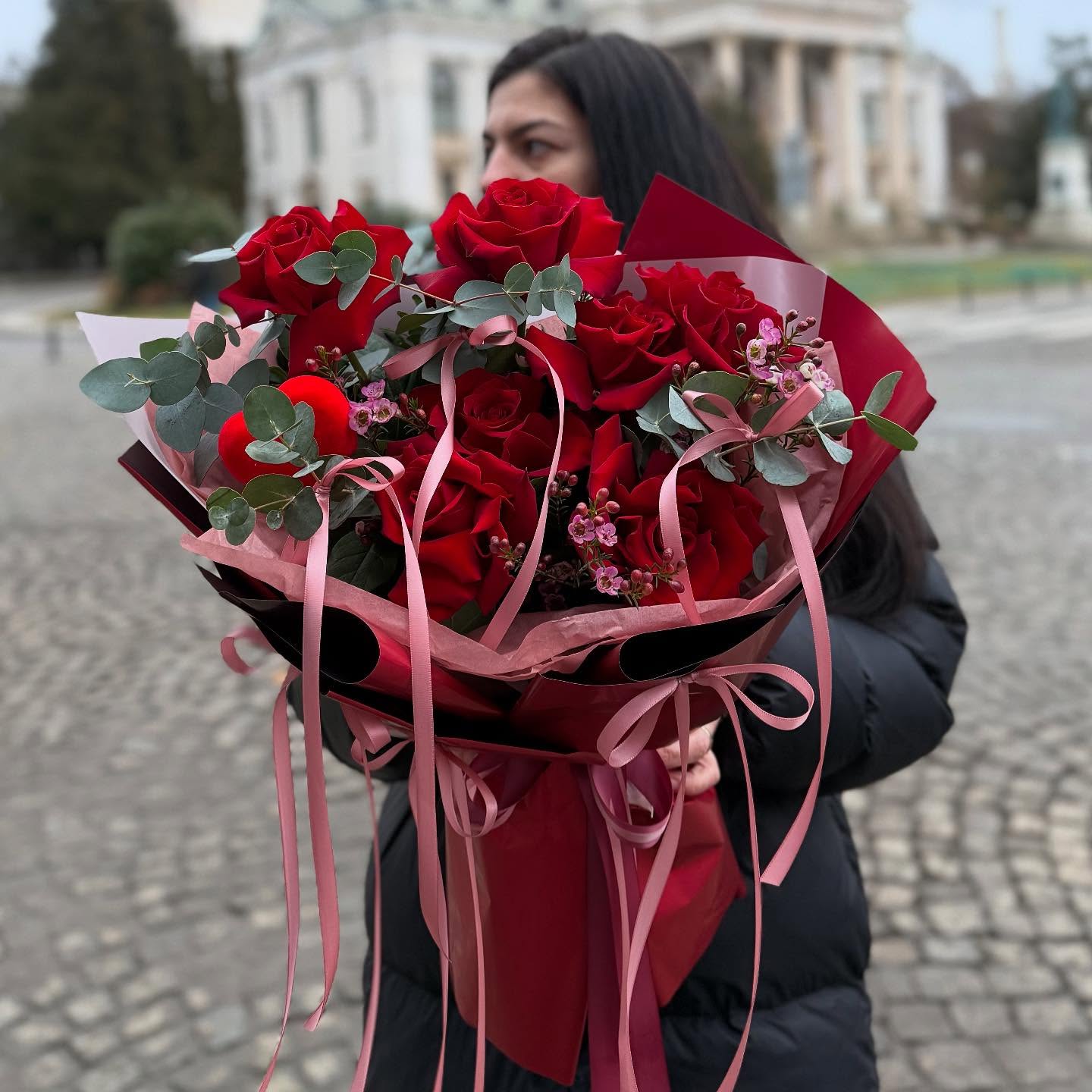 Buchet elegant de trandafiri roșii premium cu eucalipt și panglică roz, creat de Floral Studio Iași pentru Valentine's Day