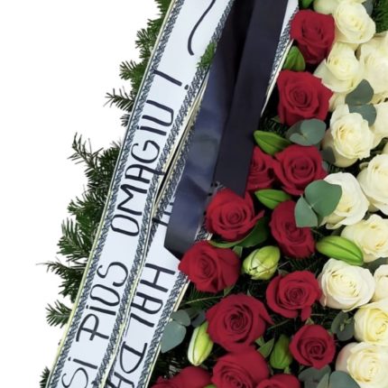 Coroană funerară cu brad natural, trandafiri roșii și albi - coroane funerare Iași