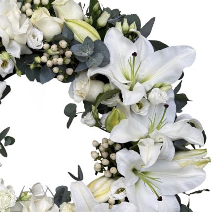 Coroană funerară cu crin, hypericum și trandafiri - coroane funerare Iași