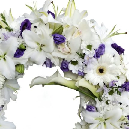 Coroană funerară cu crini și lisianthus mov - coroane funerare Iași