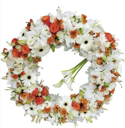 Coroană funerară cu flori albe și portocalii - Floral Studio Iași