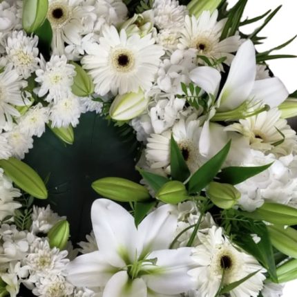 Coroană funerară cu gerbera albă și crin - coroane funerare Iași