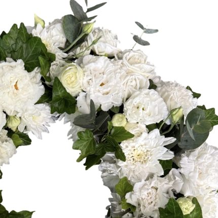 Coroană funerară cu lisianthus alb și crizanteme - coroane funerare Iași