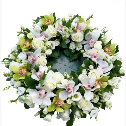 Coroană funerară cu orhidee cymbidium și trandafiri - Floral Studio Iași