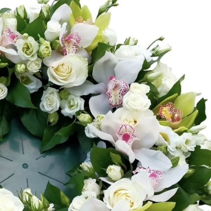 Coroană funerară cu orhidee cymbidium și trandafiri - coroane funerare Iași