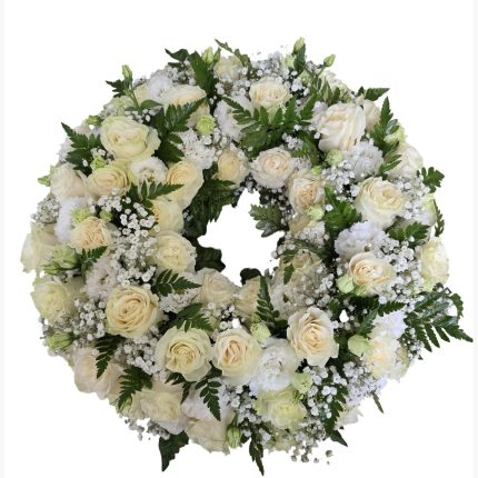 Coroană funerară cu trandafiri albi și lisianthus - Floral Studio Iași