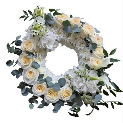 Coroană funerară cu trandafiri crem și crizanteme - Floral Studio Iași