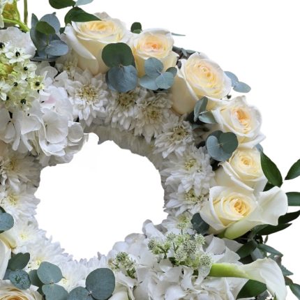 Coroană funerară cu trandafiri crem și crizanteme - coroane funerare Iași