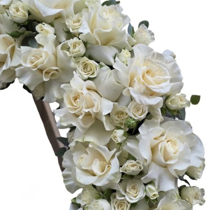 Coroană funerară cu trandafiri și minirosa albă - coroane funerare Iași