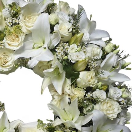 Coroană rotundă cu crin imperial și wax flower - coroane funerare Iași